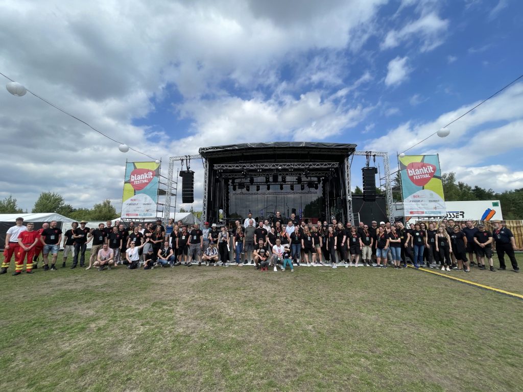 Die Blankit-Crew vor der Bühne